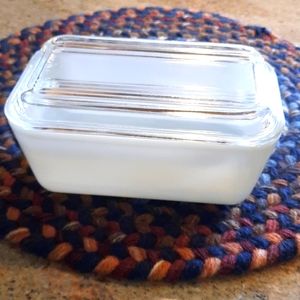 Vintage White Pyrex 502-b, with lid